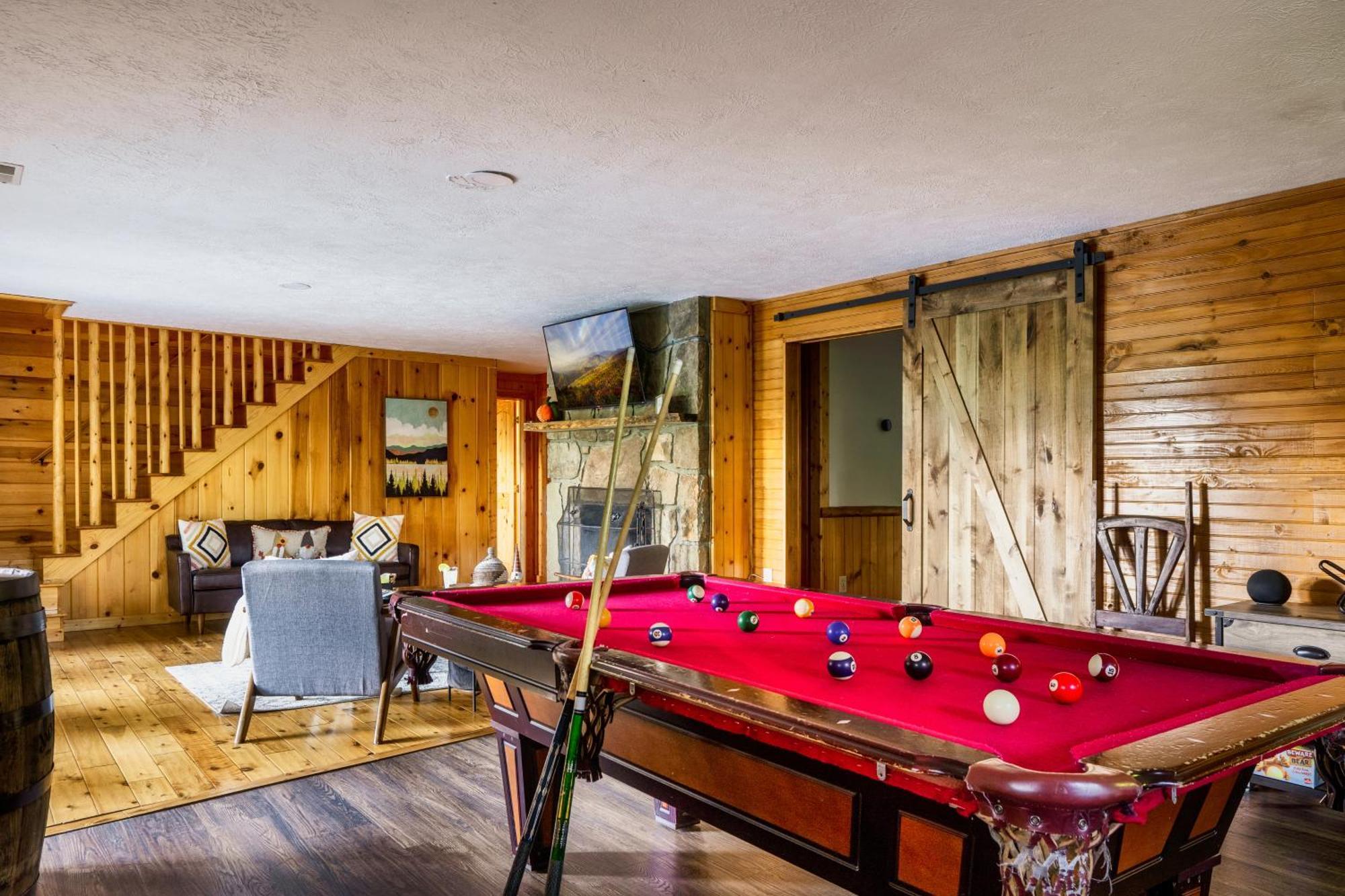 Woodhaven - Private - 3 Suites - Gorgeous Views - 3 Pools - Gamerm - Hottub - Lots Of Bears Gatlinburg Dış mekan fotoğraf