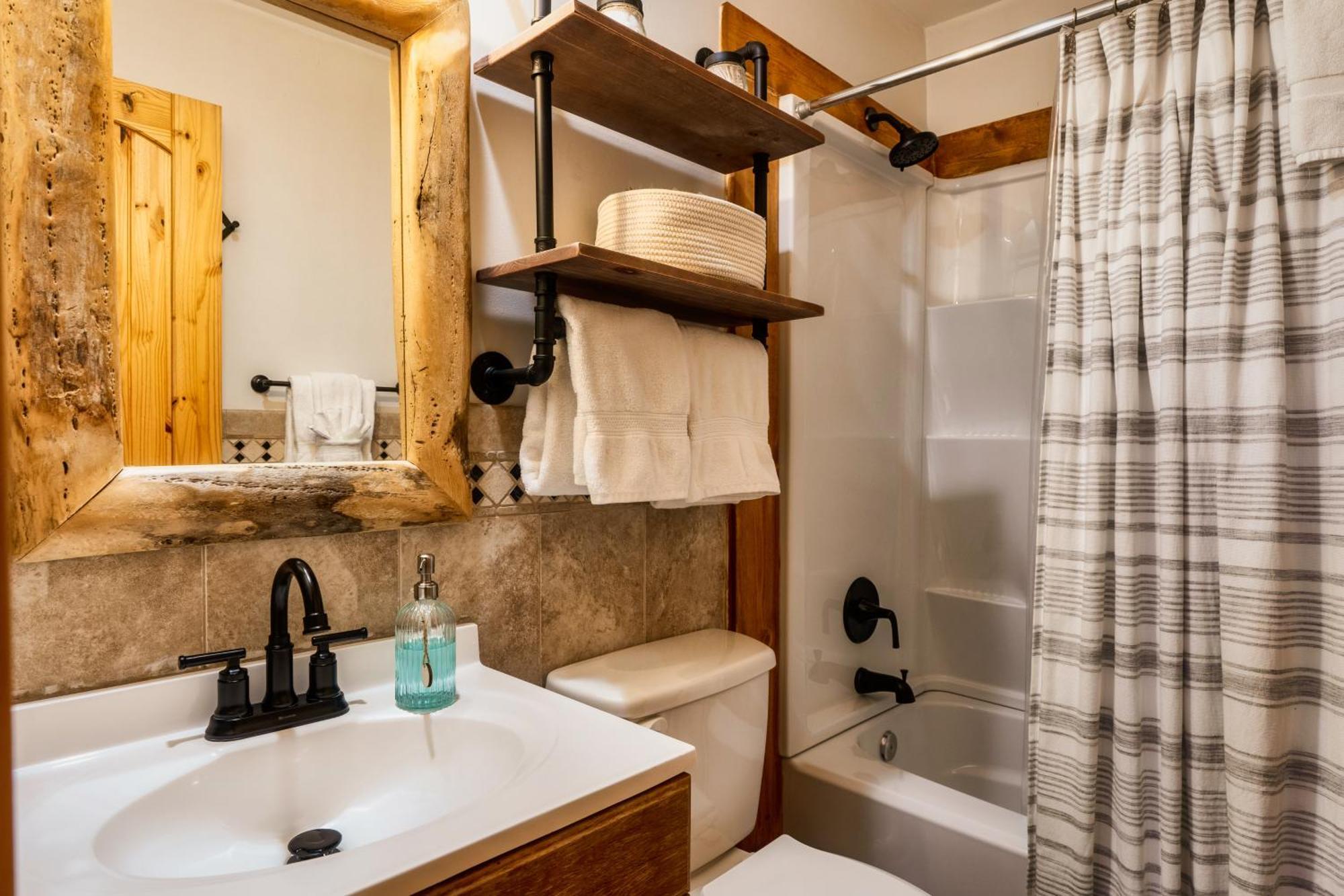 Woodhaven - Private - 3 Suites - Gorgeous Views - 3 Pools - Gamerm - Hottub - Lots Of Bears Gatlinburg Dış mekan fotoğraf