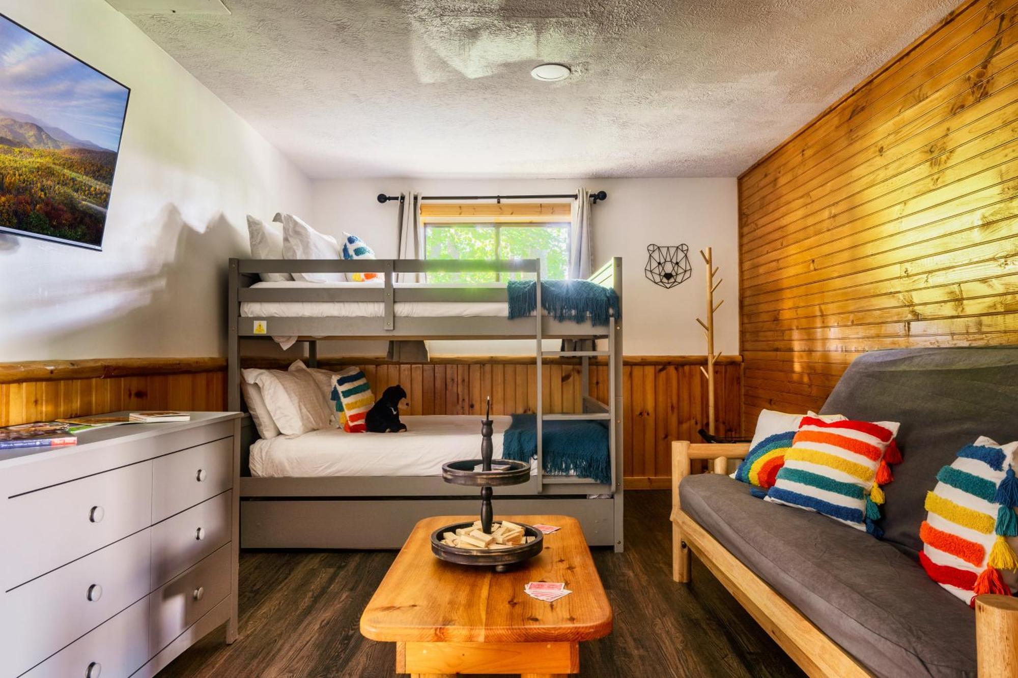 Woodhaven - Private - 3 Suites - Gorgeous Views - 3 Pools - Gamerm - Hottub - Lots Of Bears Gatlinburg Dış mekan fotoğraf