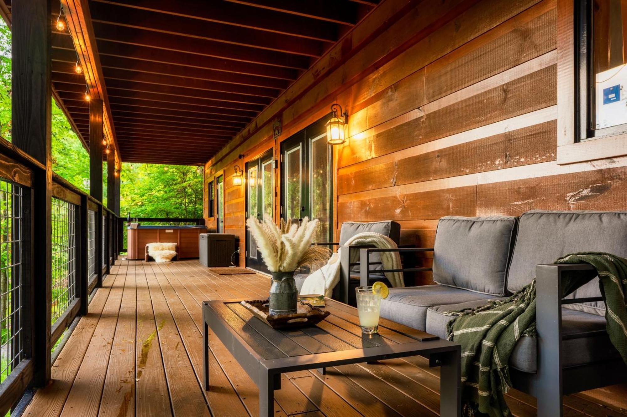 Woodhaven - Private - 3 Suites - Gorgeous Views - 3 Pools - Gamerm - Hottub - Lots Of Bears Gatlinburg Dış mekan fotoğraf