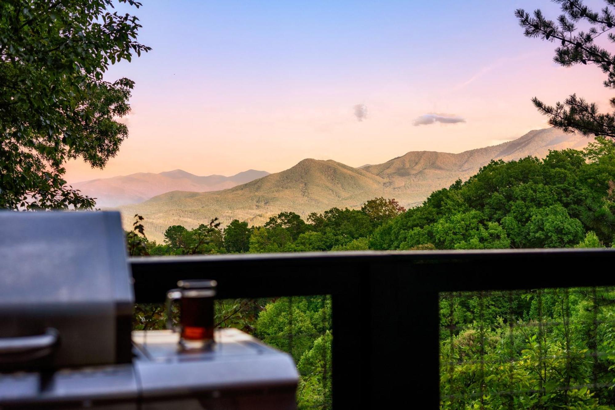Woodhaven - Private - 3 Suites - Gorgeous Views - 3 Pools - Gamerm - Hottub - Lots Of Bears Gatlinburg Dış mekan fotoğraf