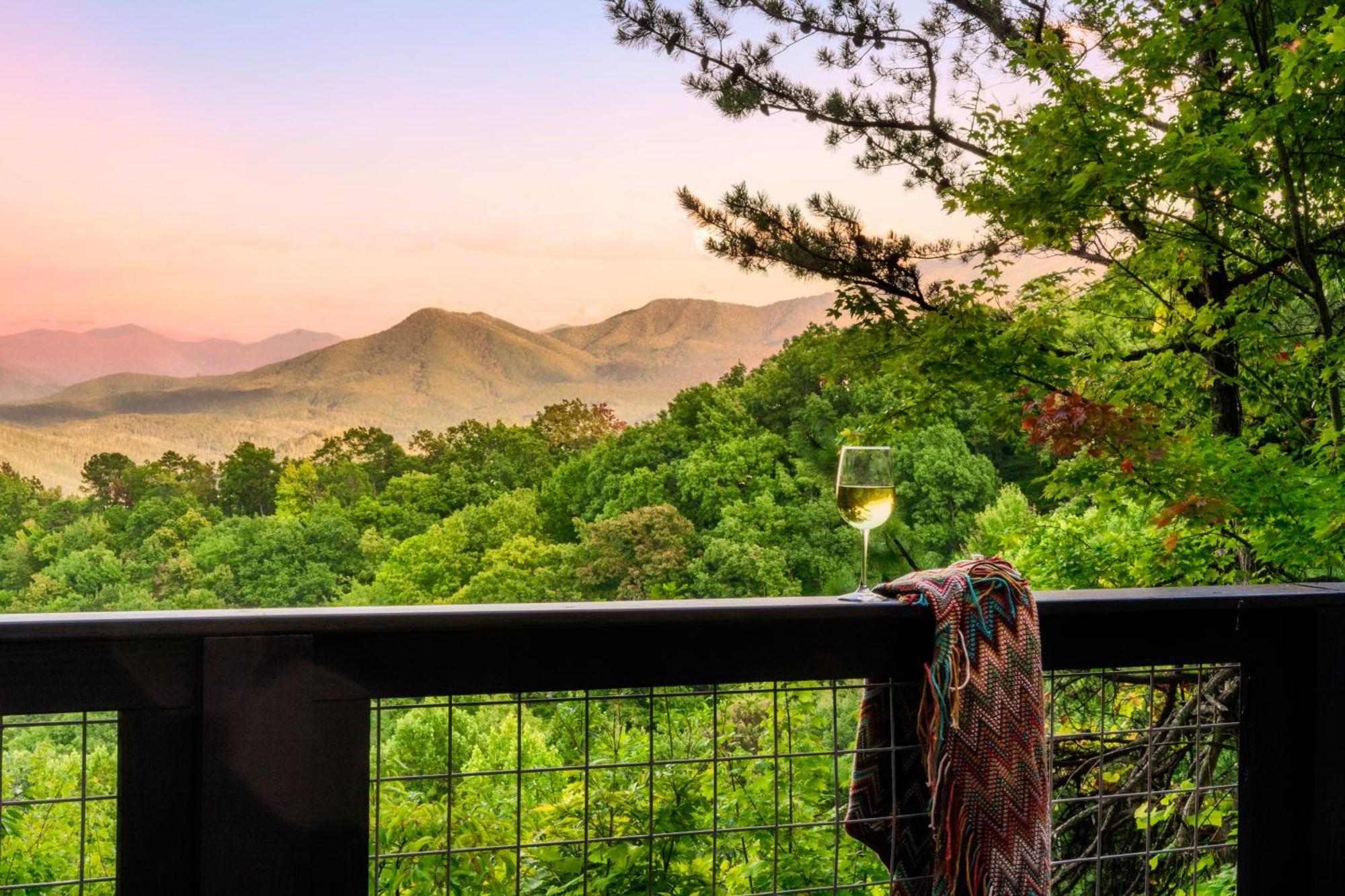 Woodhaven - Private - 3 Suites - Gorgeous Views - 3 Pools - Gamerm - Hottub - Lots Of Bears Gatlinburg Dış mekan fotoğraf